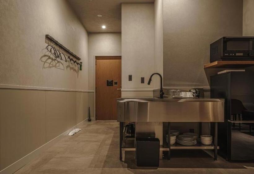 غرفة عائلية, Aoka Kamigoto