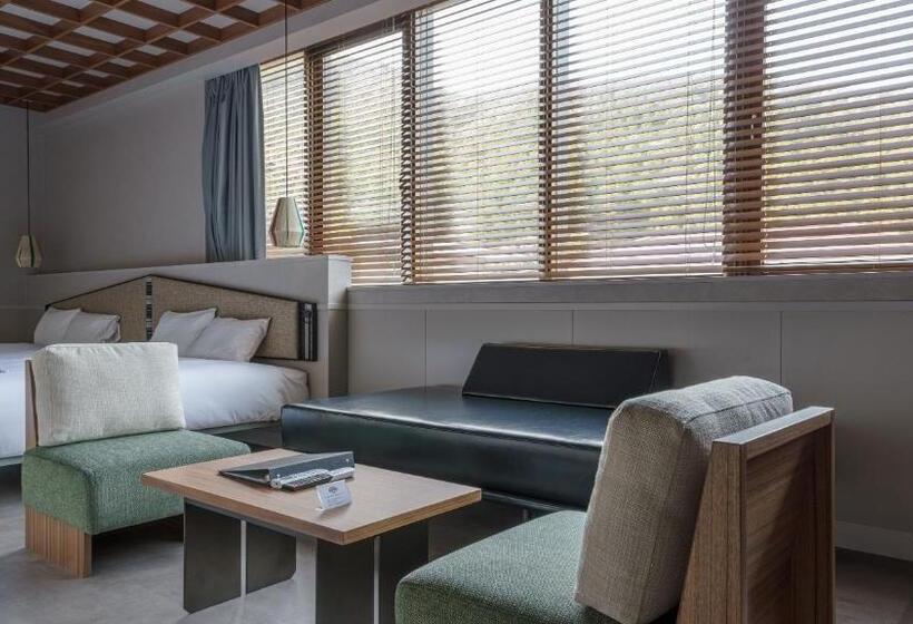 غرفة عائلية, Aoka Kamigoto