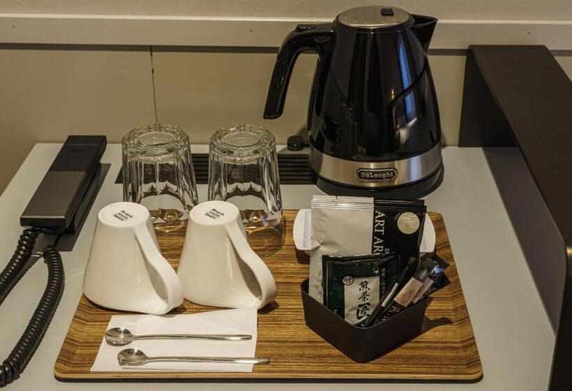 غرفة عائلية, Aoka Kamigoto