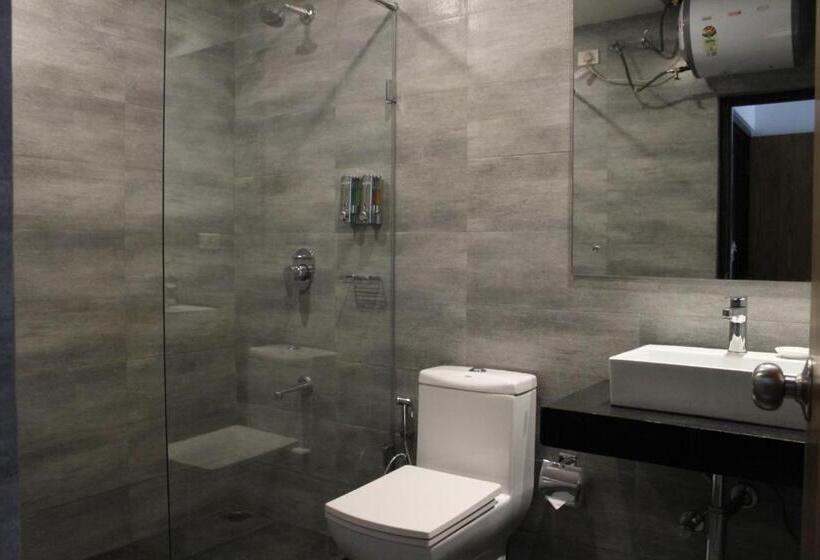 اتاق لوکس با بالکن, Central