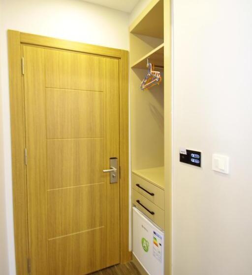 اتاق لوکس سه تخته, Hira