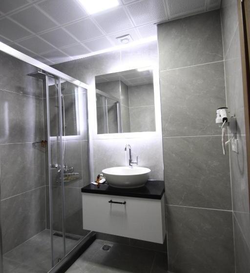 اتاق خانوادگی با چشمانداز باغ, Hira