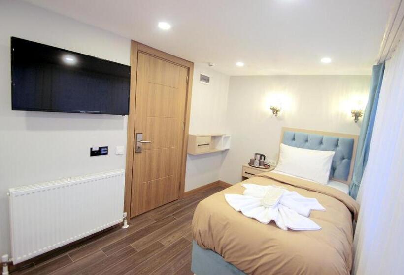 اتاق خانوادگی با چشمانداز باغ, Hira