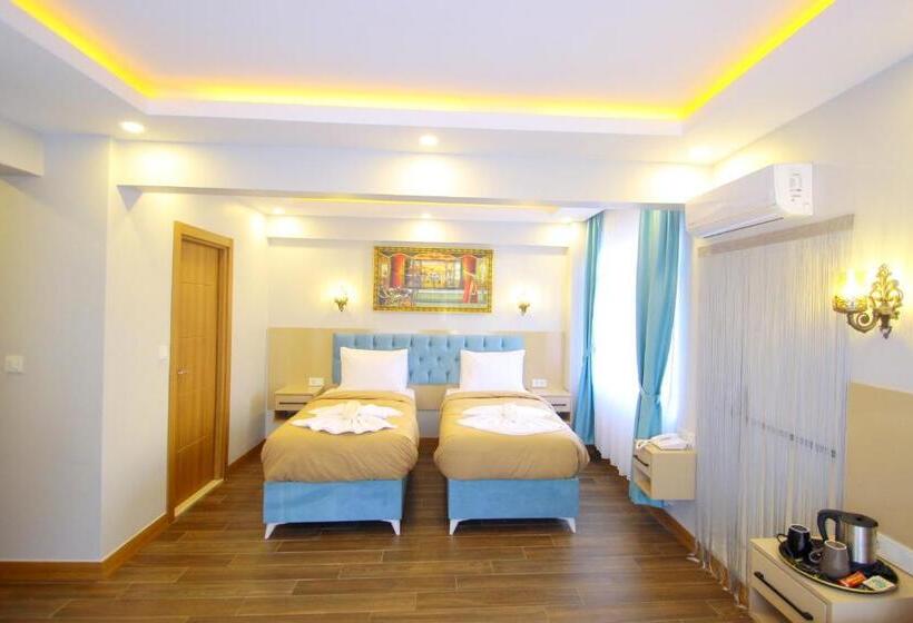 اتاق خانوادگی با چشمانداز باغ, Hira