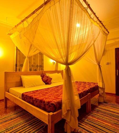 اتاق لوکس سه تخته, Cycad Entebbe Guest House