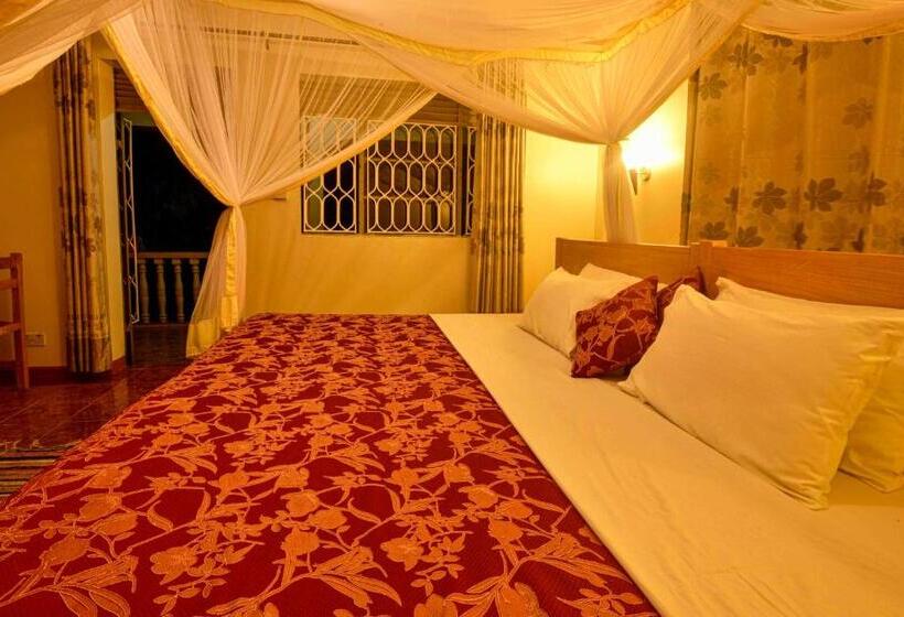 اتاق لوکس سه تخته, Cycad Entebbe Guest House
