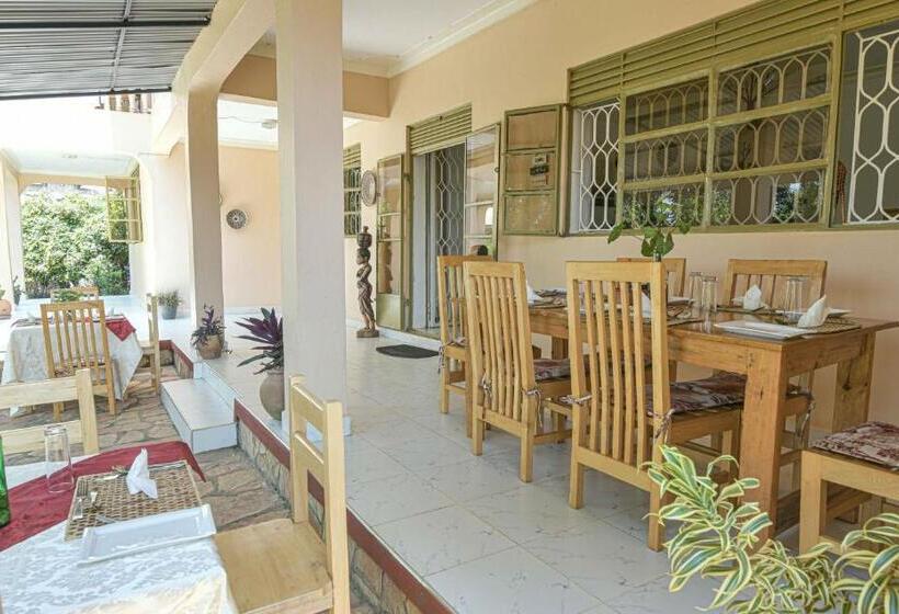 اتاق اکونومی, Cycad Entebbe Guest House