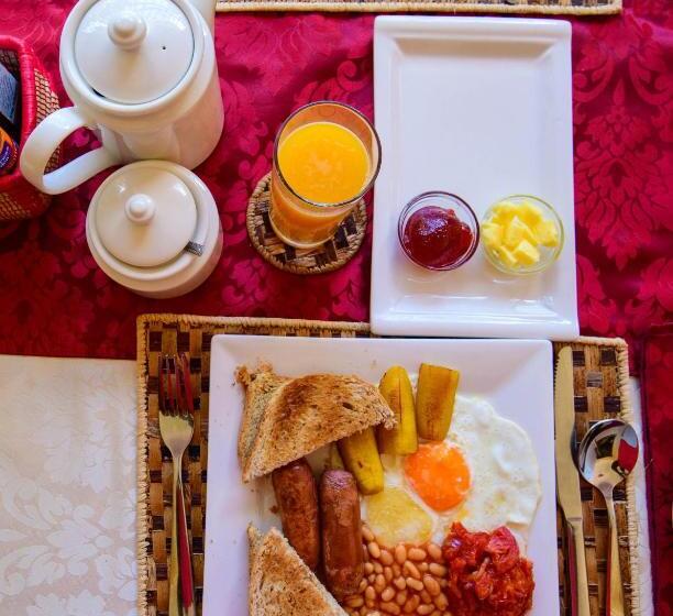 اتاق لوکس سه تخته, Cycad Entebbe Guest House