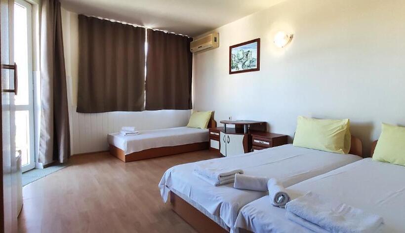 스탠다드 트리플 룸 테라스, Sineva Guest House