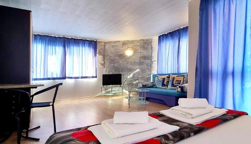 סטודיו סופריור, Sineva Guest House