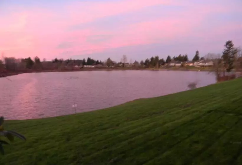 キングサイズベッドのスタンダードルーム, Lakeview Inn Centralia