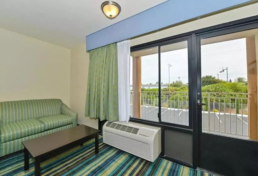 سوئیت با تخت بزرگ, Super 8 By Wyndham Vallejo/napa Valley