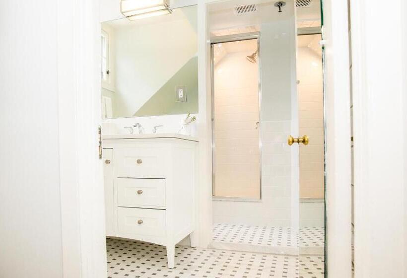 Номер Стандарт, Three Village Inn