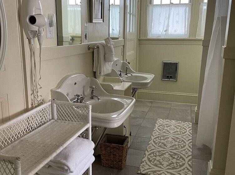 Номер Стандарт, Moseley Cottage Inn And The Town Motel