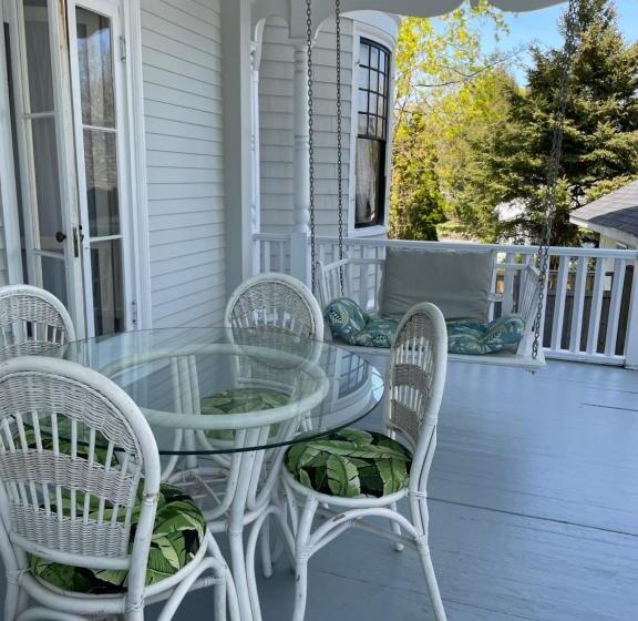 Номер Стандарт, Moseley Cottage Inn And The Town Motel