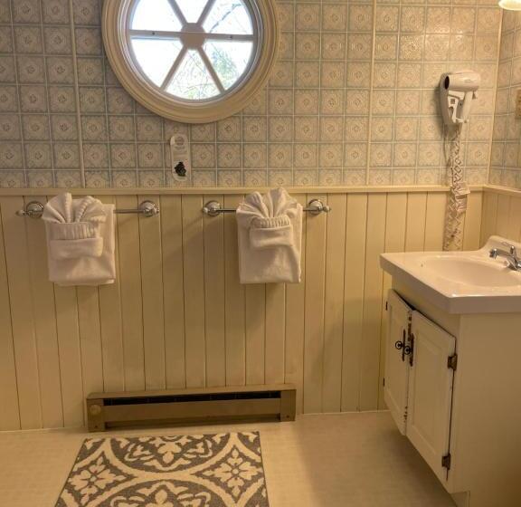 Номер Стандарт, Moseley Cottage Inn And The Town Motel