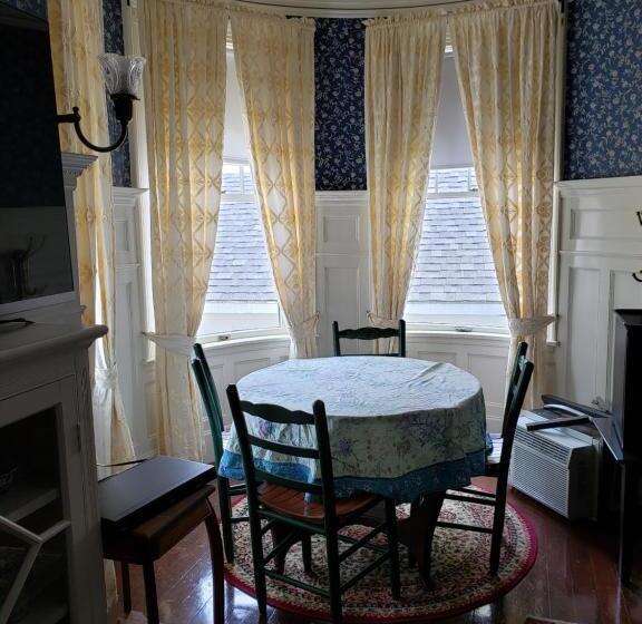 Номер Стандарт, Moseley Cottage Inn And The Town Motel