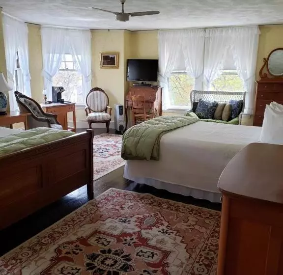 اتاق لوکس با تخت بزرگ, Moseley Cottage Inn And The Town Motel