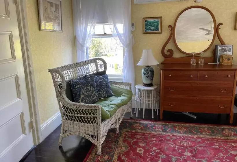 اتاق لوکس با تخت بزرگ, Moseley Cottage Inn And The Town Motel