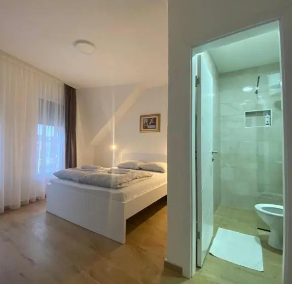 اتاق لوکس, Prenoćište Stari Grad Old Town