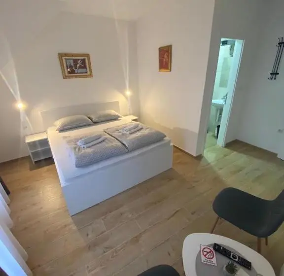 اتاق لوکس, Prenoćište Stari Grad Old Town