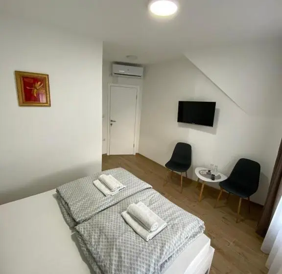 اتاق لوکس, Prenoćište Stari Grad Old Town