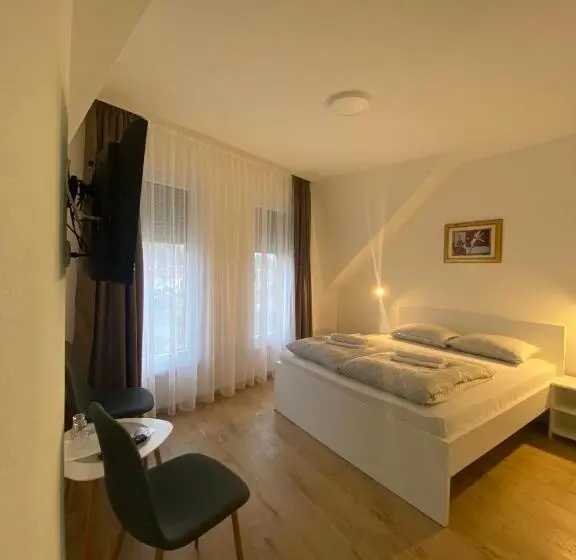 اتاق لوکس, Prenoćište Stari Grad Old Town
