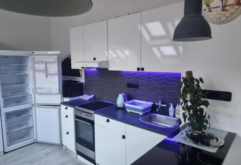 דירת חדר, Penzion A Víno