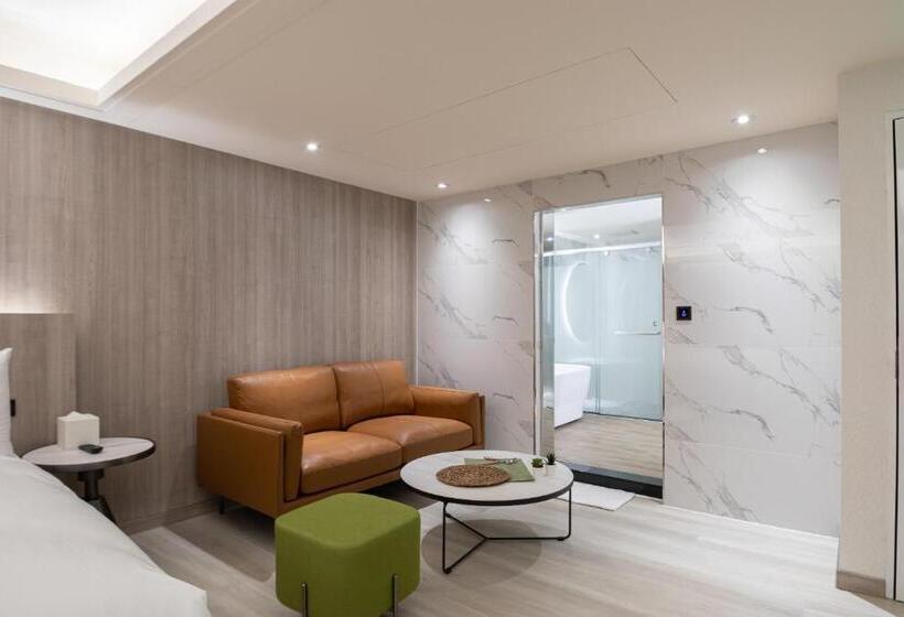 اتاق کلاسیک چهارنفره, 168 Motel Zhongli