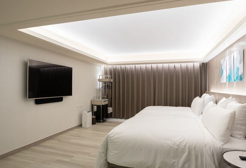 اتاق کلاسیک چهارنفره, 168 Motel Zhongli