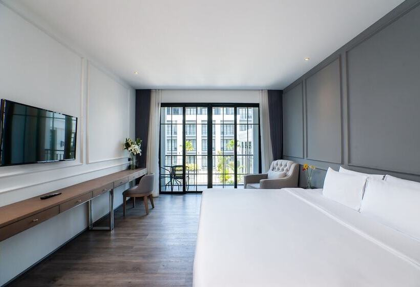 Deluxe Room Pool View