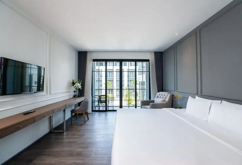 Deluxe Room Pool View