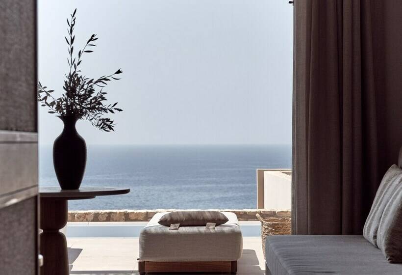 חדר דלוקס נוף לים, The Royal Senses Resort & Spa Crete, Curio Collection Hilton