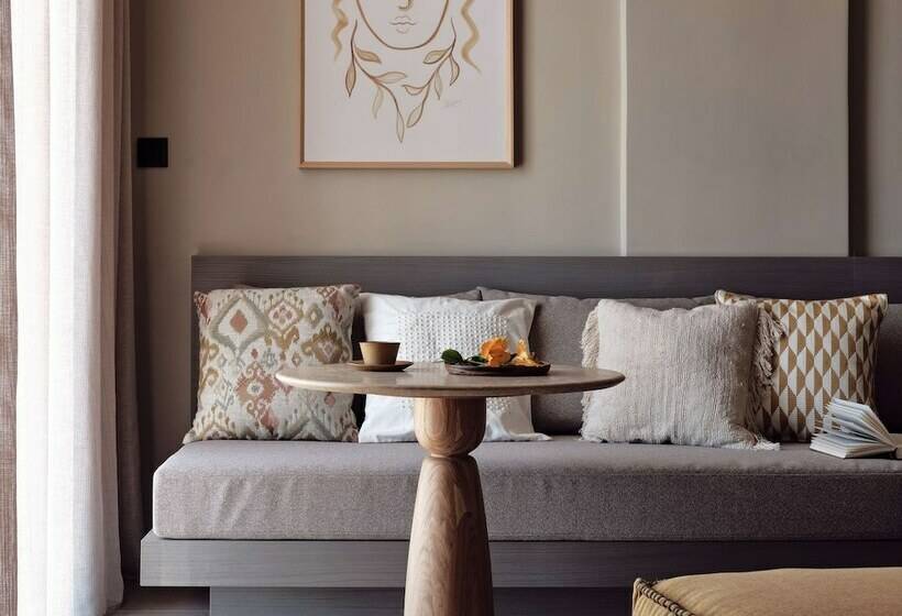 חדר דלוקס נוף לים, The Royal Senses Resort & Spa Crete, Curio Collection Hilton