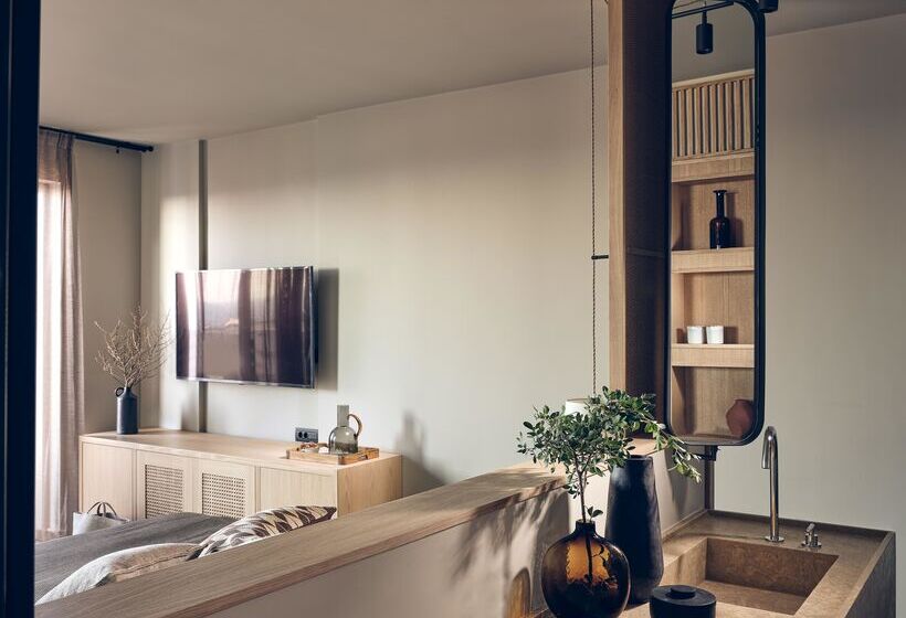 חדר דלוקס נוף לים, The Royal Senses Resort & Spa Crete, Curio Collection Hilton