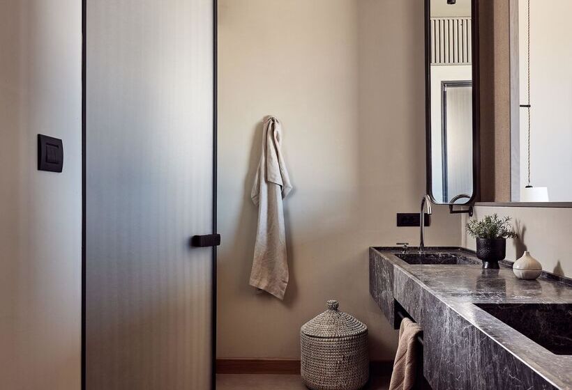 חדר דלוקס נוף לים, The Royal Senses Resort & Spa Crete, Curio Collection Hilton