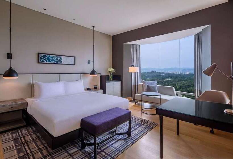 חדר דלוקס מותאם לאנשים עם מוגבלויות, The Royal Senses Resort & Spa Crete, Curio Collection Hilton