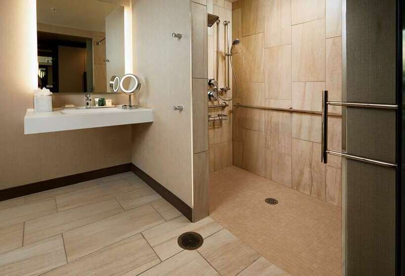 חדר דלוקס מותאם לאנשים עם מוגבלויות, The Royal Senses Resort & Spa Crete, Curio Collection Hilton