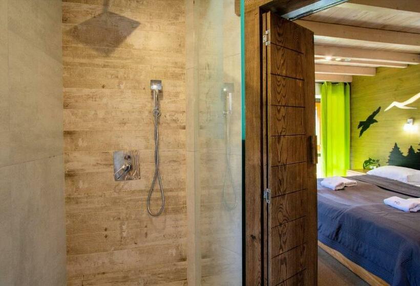 جناح جونيور مزوَّد بشرفة, Forest