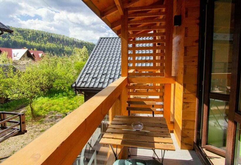 جناح جونيور مزوَّد بشرفة, Forest