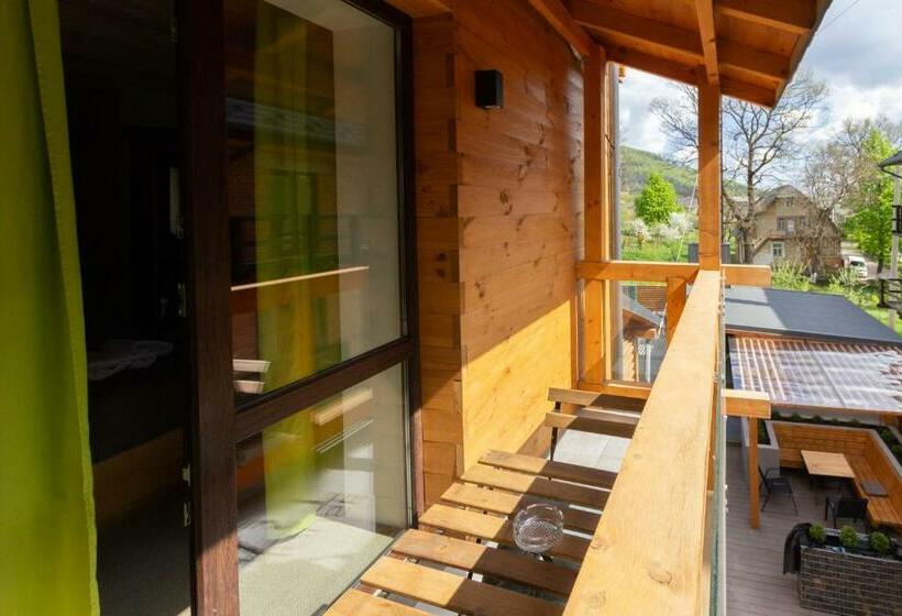 جناح جونيور مزوَّد بشرفة, Forest