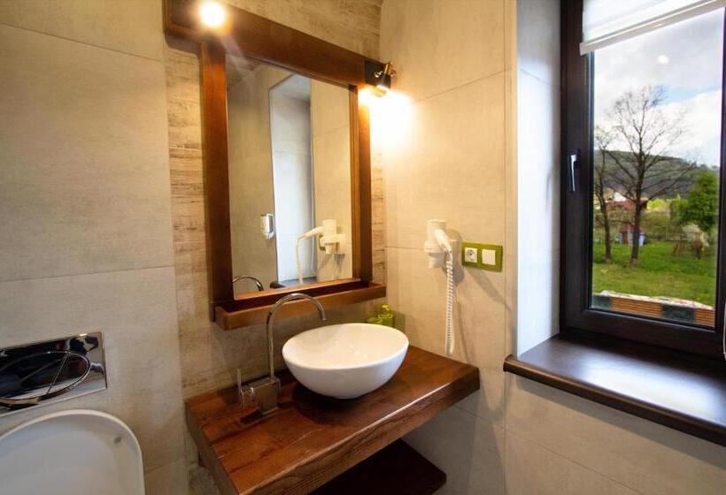 جناح جونيور مزوَّد بشرفة, Forest