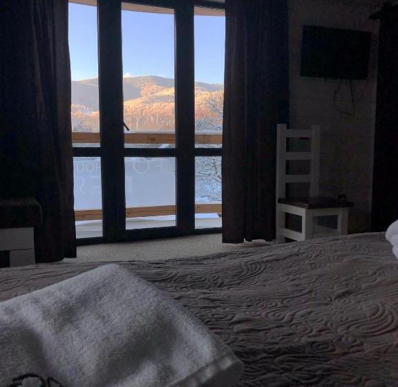 جناح مطلّ علي الجبل, Forest