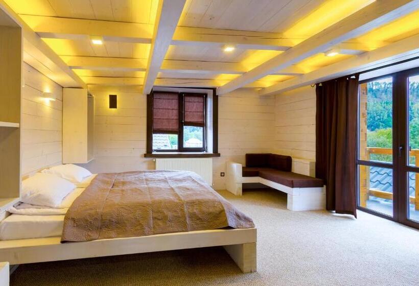 جناح مطلّ علي الجبل, Forest