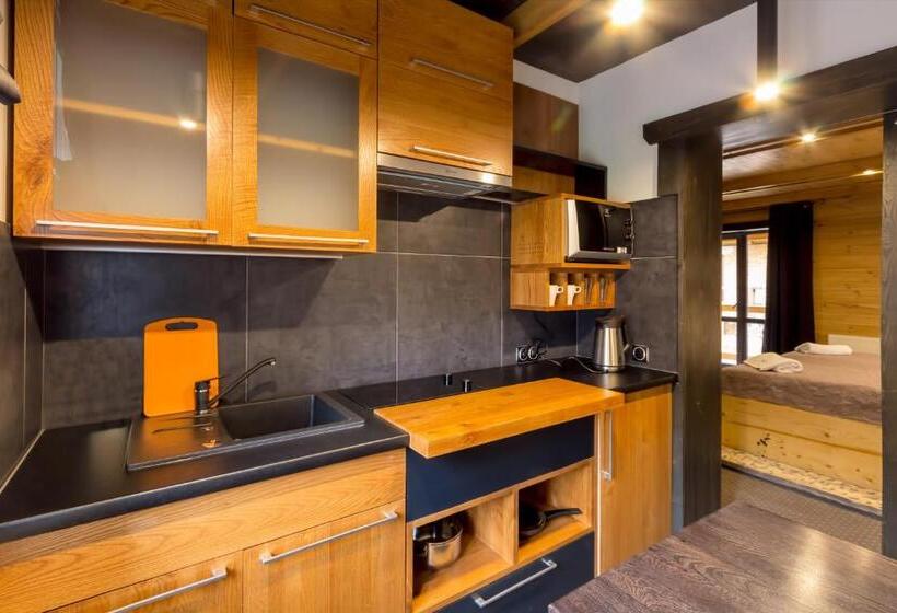 جناح مزوَّد بشرفة, Forest