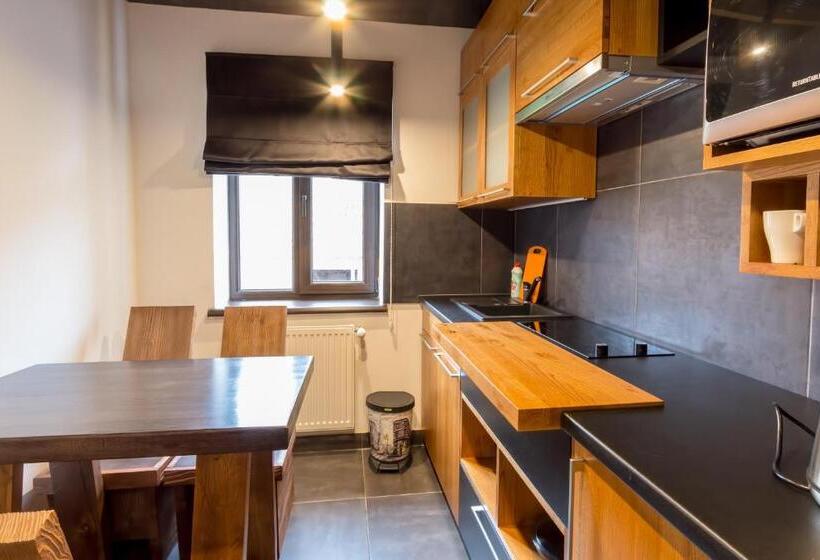 جناح مزوَّد بشرفة, Forest