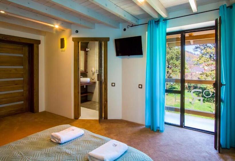 جناح جونيور مزوَّد بشرفة, Forest