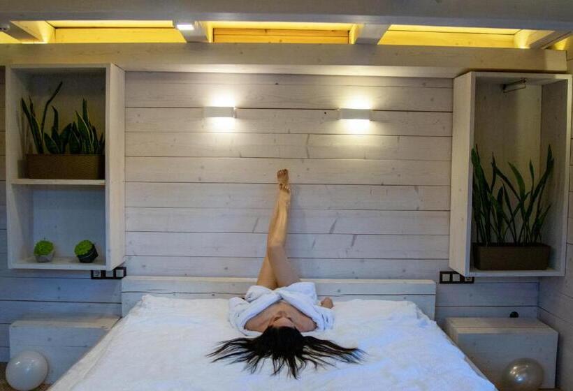 جناح مطلّ علي الجبل, Forest