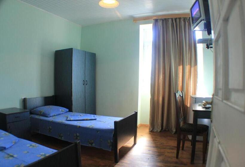 آپارتمان یک خوابه با دری مشترک که هال را جدا می کند., Luka, Near Church