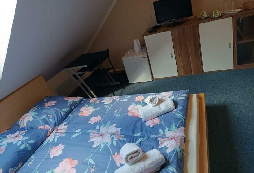 ガーデンビュースタンダードルーム, Restaurace A Penzion U Lesa